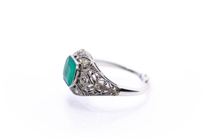 Art deco prsten se smaragdem a diamanty, vel. 56