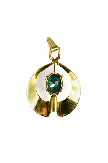 Zlatý přívěs s tmavě zeleným kamenem