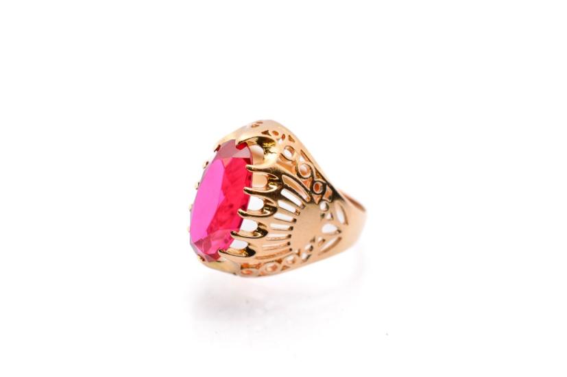 Zlatý prsten s rubínem, vel. 52