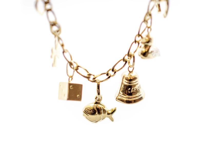 Zlatý náramek s přívěsky