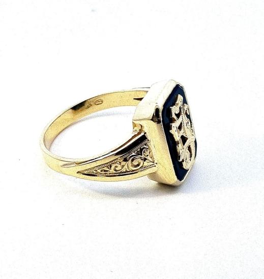 Zlatý pánský prsten s onyxem a monogramem, vel. 62