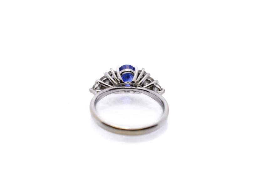 Zlatý prsten s diamanty a safírem, vel. 55