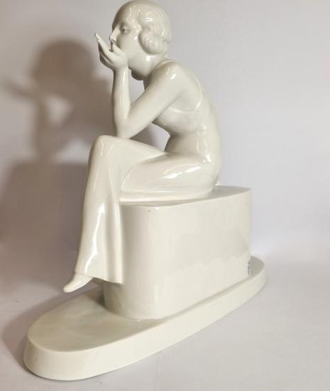 Dívka s cigaretou, soška art deco