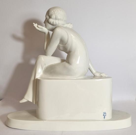 Dívka s cigaretou, soška art deco