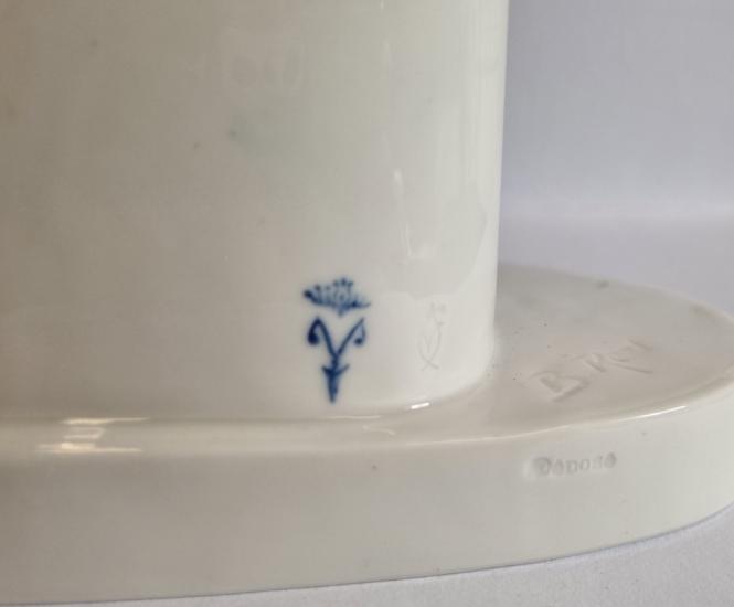 Dívka s cigaretou, soška art deco