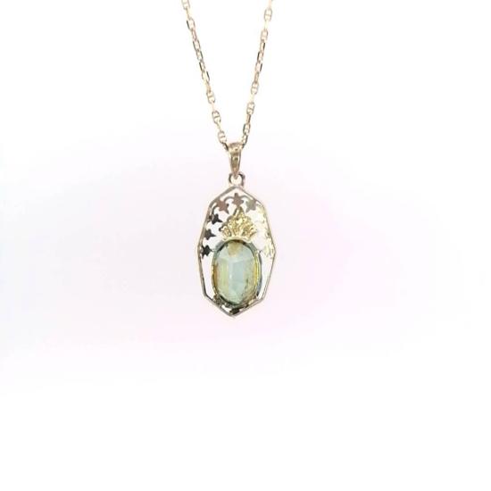 Zlatý přívěs se zeleným kamenem