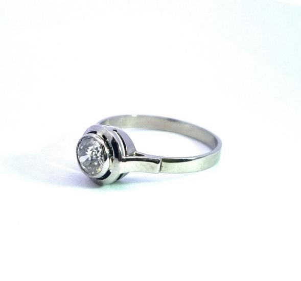 Prsten z bílého zlata s briliantem 0,7 ct, vel. 55,5
