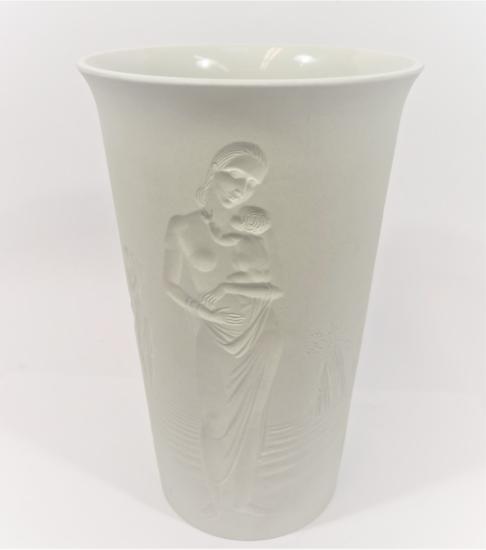 Váza biskvit, figurální motiv