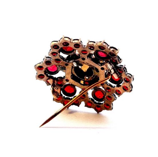 Brož s českými granáty