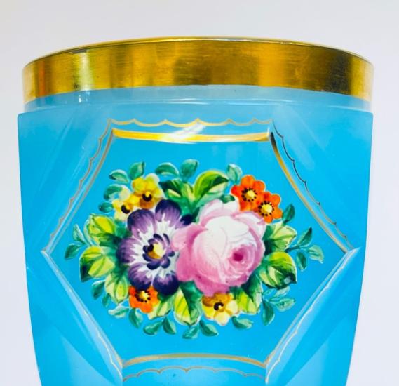 Pohár z modrého skla s florálním motivem