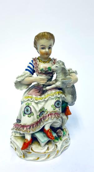 Děvčátko s ovečkou