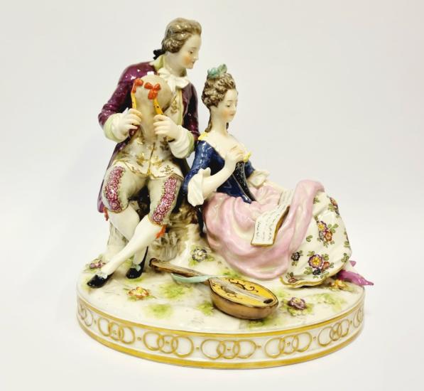 Galantní pár, porcelánová soška