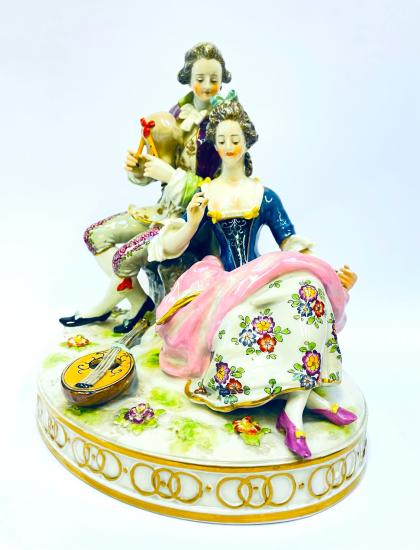 Galantní pár, porcelánová soška