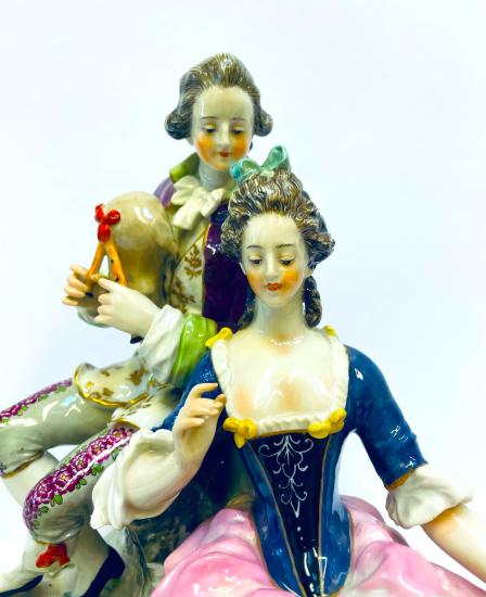 Galantní pár, porcelánová soška