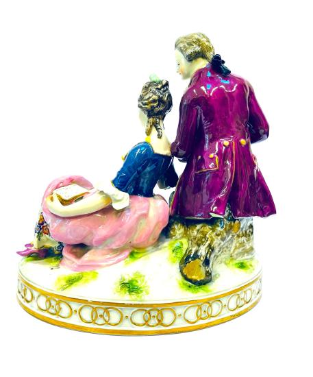 Galantní pár, porcelánová soška