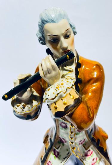 Flétnista-porcelánová soška  Royal Dux
