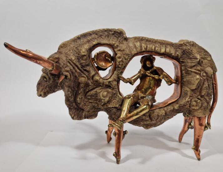 Býk a zlatá postava