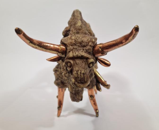 Býk a zlatá postava