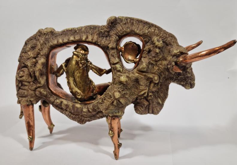 Býk a zlatá postava