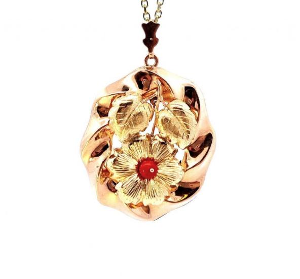 Zlatý přívěs s korálem