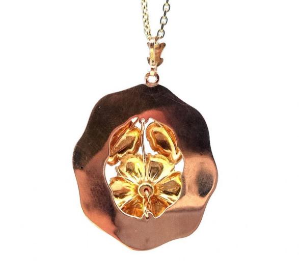 Zlatý přívěs s korálem