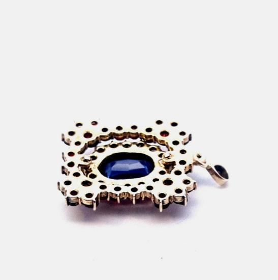 Stříbrný přívěs s českými granáty a akvamarínem