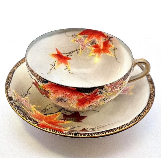 Ručně malovaný porcelánový šálek s podšálkem