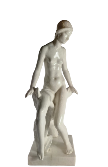 Porcelánová soška - sedící dívka- Svitávka