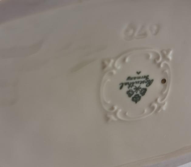 Porcelánová soška art deco - dívka s harmonikou, Meisel