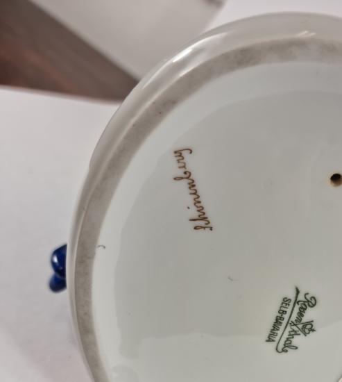 Porcelánová soška - barevný papoušek