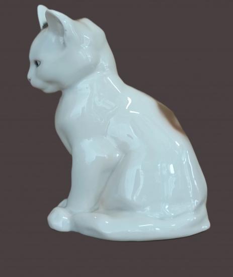 Porcelánová soška kočky