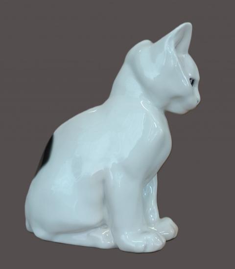Porcelánová soška kočky