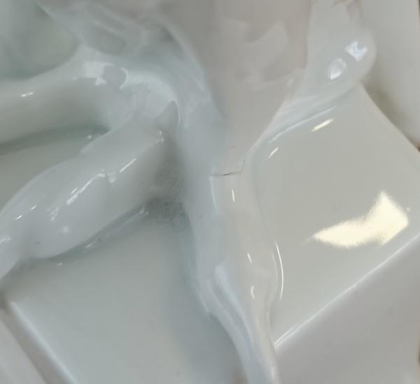 Porcelánová soška orla