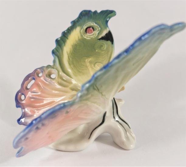 Porcelánová soška - růžovomodrý motýl