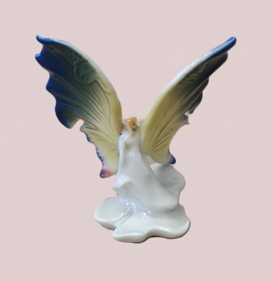 Porcelánová soška - žlutozelený motýl