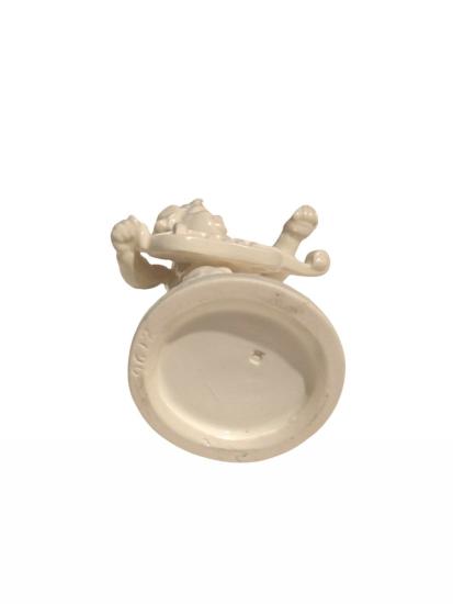 Porcelánový chlapec s pomněnkou