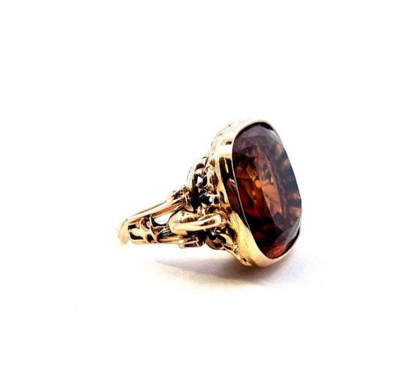 Zlatý prsten s hnědým kamenem, vel. 51,5