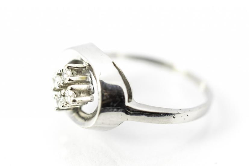 Prsten z bílého zlata s diamanty 4 x 0,1 ct, vel. 55