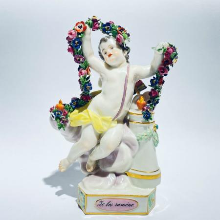 Porcelánová soška, putti v objetí květin - Míšeň