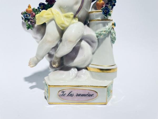 Porcelánová soška, putti v objetí květin - Míšeň