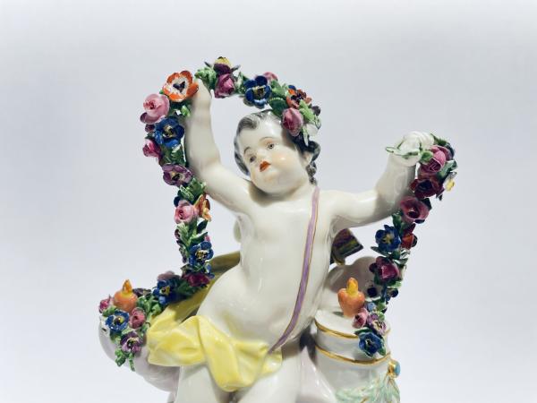 Porcelánová soška, putti v objetí květin - Míšeň