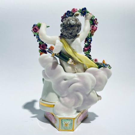 Porcelánová soška, putti v objetí květin - Míšeň