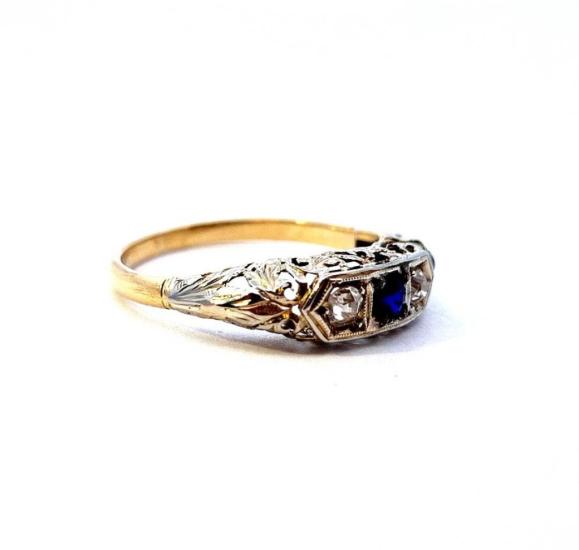 Starožitný zlatý prsten se safírem a diamanty, Art-Deco, vel. 55