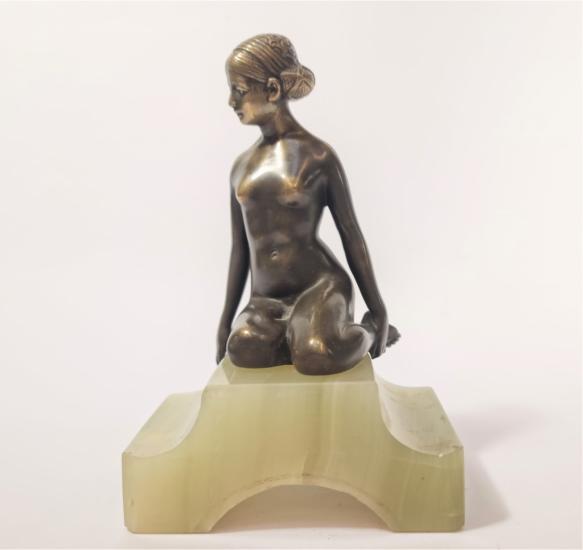 Bronz dívka