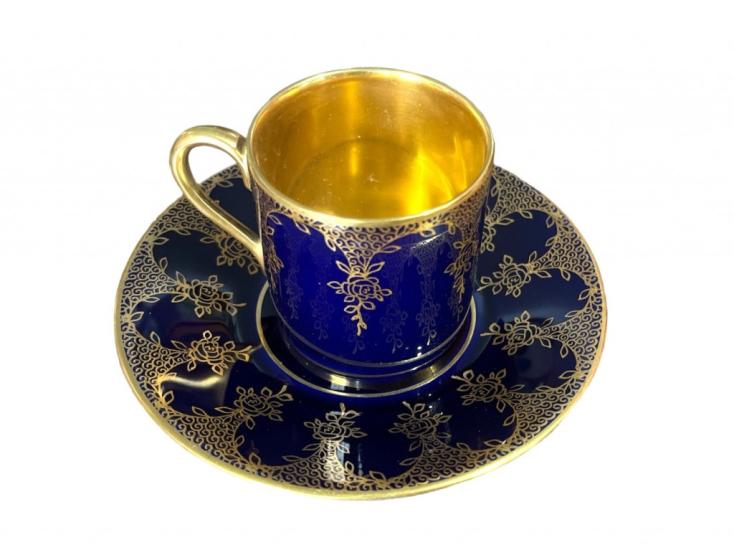 Porcelánový šálek s podšálkem