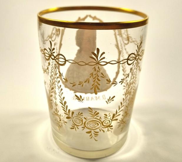 Sklenice s miniaturou