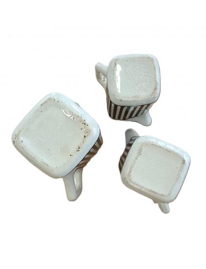 Starožitné černobílé nálevky