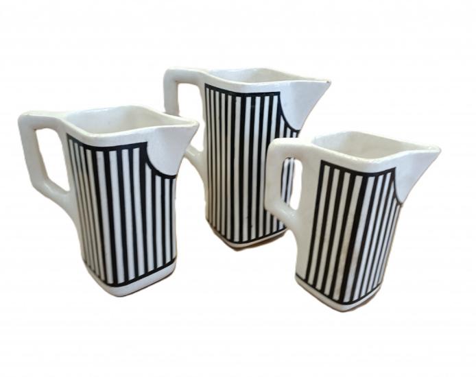 Starožitné černobílé nálevky