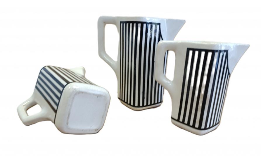 Starožitné černobílé nálevky