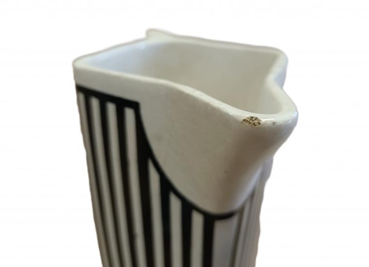 Starožitné černobílé nálevky